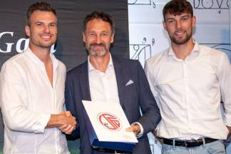 Seekirchens Severin Heuberger (l.) und Fabian Büchele nahmen die Ehrung für den Meistertitel in der Salzburger Liga entgegen. Sparkassen-Vertreter Richard Payer (Mitte) gratulierte. 