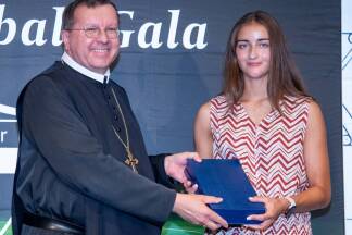 Abt Johannes Perkmann gratulierte Sarah Eder zur Bestmarke von 34 Treffern. 