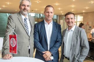 SFV-Geschäftsführer Peter Haas, der Geschäftsführer im Salzburger Verlagshaus, Klaus Buttinger, und Sportlandesrat Martin Zauner. 