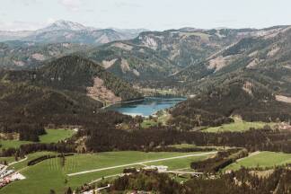Verheißungsvolles blaugrünes Auge in der Ferne: der Erlaufsee.  
