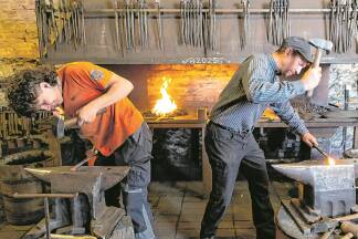 Alte handwerkliche Techniken werden an Fachleute vermittelt. 