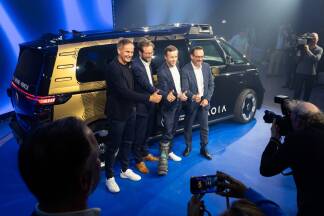 Von links: Der Vorstandsvorsitzende von Volkswagen Oliver Blume, Hamburgs Verkehrssenator Hans Anjes Tjarks und die Moia-CEOs Sascha Meyer und Christian Senger bei der Weltpremiere des VW ID. Buzz AD. 