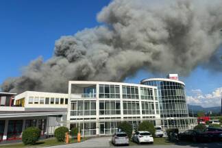 Bei Emco in Hallein waren bzw. sind die Feuerwehren gefordert. 