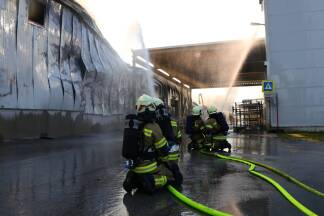 Feuerwehr beim Innenangriff. 