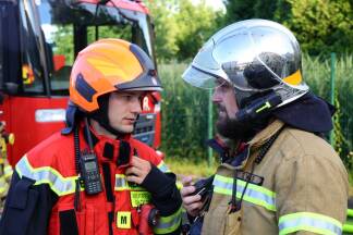 Zusammenarbeit funktioniert: Berufsfeuerwehr Salzburg (Thomas Schauer) und Freiwillige Feuerwehr Hallein (hier mit OFK Sebastian Wass) gemeinsam im Einsatz. 