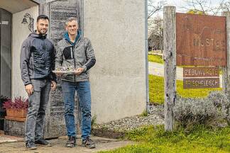  Clemens Muster und Hans Muster mit den hausgemachten Spezialitäten aus Zebufleisch.  