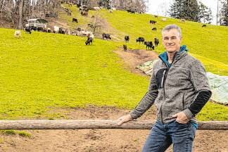 Der steirische Landwirt Hans Muster pflegt einen liebevollen Umgang mit seinen Tieren. 