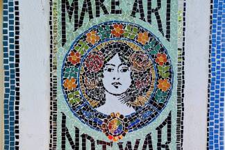 „Make Art Not War“-Poster als Mosaik.   