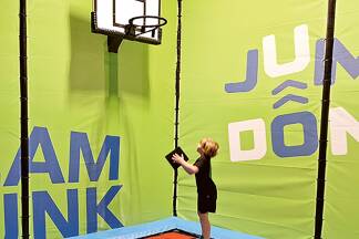 Der „Slam Dunk“ ist eine Kombination aus Trampolinspringen und Basketball. 