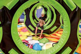  Im Ninja-Warrior-Parcours lauern die Haie. 