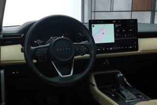 Länger, breiter, höher – der neue CX-5 wächst in alle Richtungen. Rechts: Display statt Drehrad - im Cockpit sind die analogen Zeiten vorbei. 