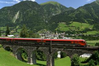 Railjet im Gasteinertal. 