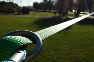 Slacklines können im Garten, im Park oder zwischen zwei festen Punkten gespannt werden. Slacklines können im Garten, im Park oder zwischen zwei festen Punkten gespannt werden.