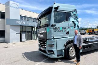 MAN-Verkaufsleiter Bernd Kramer genießt jeden Kilometer mit dem eTruck. 