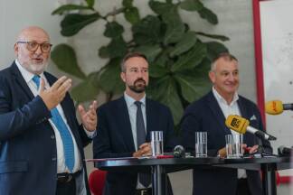 ÖBB-Chef Andreas Matthä, LH-Stv. Stefan Schnöll, Peter Koren (IV) bei der Pressekonferenz bei Leube am Mittwoch. „Das wird knackig ab 2026.“ 