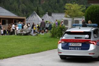 Die geduldigen Fans konnten einen ersten Blick auf ihren Superstar erhaschen. 