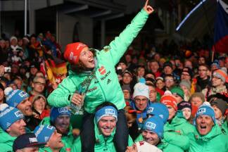 Gefeiert von den Teamkollegen in Hochfilzen.  