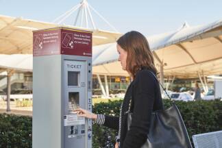 Das Netz an Fahrscheinautomaten wird jetzt noch engmaschiger. Das Foto zeigt den Automaten bei der Haltestelle Flughafen. 