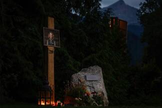 Ein temporärer Gedenkort im Kurpark von Garmisch-Partenkirchen. 