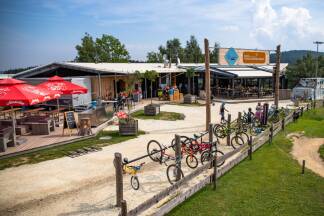 Ausrüstung, passende Bikes sowie Erfrischungen und Eisbecher gibt’s in der Wexl-Base. 