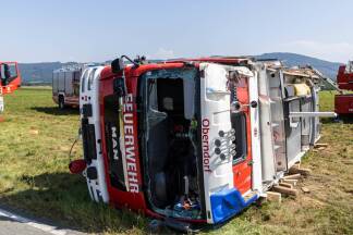 Bilder vom Einsatzort zeigen das verunglückte Fahrzeug. 