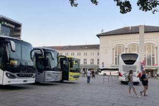 Umsteigen am Salzburger Hauptbahnhof: Reisebusse brachten Fahrgäste über das Deutsche Eck. 
