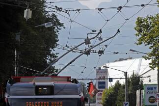 Über Salzburg spannt sich ein teils dicht gewebtes Netz an Bus-Oberleitungen. 