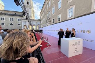 Für die amfAR-Gala wurde der rote Teppich vor der Residenz ausgerollt. 