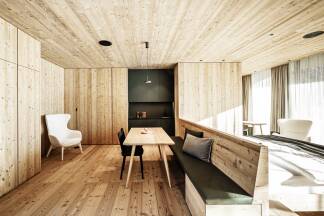 Das Interieur ist modern, allerdings aus natürlichen und lange haltbaren Materialien. 
