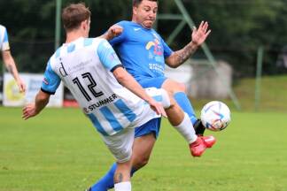Unterhaus-Torjäger Daniel Pfeifenberger (r.) hat das Toreschießen nicht verlernt. 