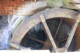 Das Wasserrad sorgt für Strom fürs Mahlen. 