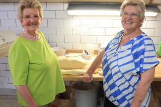 Die Zwillingsschwestern Friedi (l.) und Katharina 