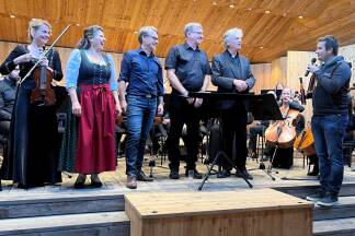 Von links: Konzertmeisterin Szuszanna Kiss, Sängerin Waltraud Nagl (Sopran), Sänger Andreas Joham (Tenor), Panflötensolist Roland Erhardt, Dirigent Reinhold Wieser und Jonas Seitner, Obmann der TMK Bramberg. 