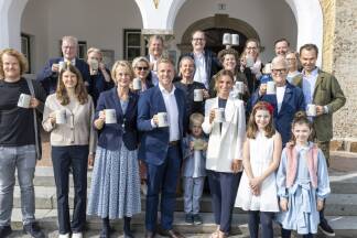 Persönlichkeiten aus Wirtschaft, Kultur, Politik und Brauwesen sowie langjährige Wegbegleiter feierten am Sonntag mit der Familie Sigl. 