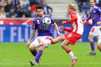 Johannes Moser (rechts) traf für Red Bull Salzburgs Talente gegen Austria Salzburg. 