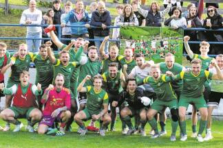 Muhr feierte den verdienten 3:1-Derbysieg gegen den Rivalen aus Zederhaus ausgelassen. 