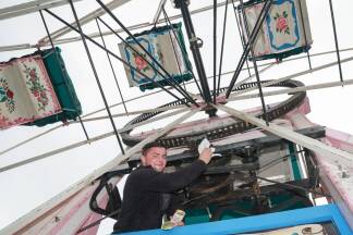 Kevin Gschwandtner schmiert den Antrieb für das Riesenrad.  