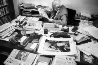 Sein Schreibtisch ein Chaos – in dem er seine Ordnung fand.  