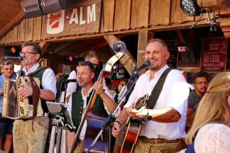 Auf den Bühnen und in der gesamten Altstadt fanden zahlreiche Musik- und Brauchtumsvorführungen statt.  