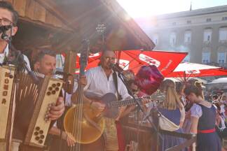 Auf den Bühnen und in der gesamten Altstadt fanden zahlreiche Musik- und Brauchtumsvorführungen statt.  