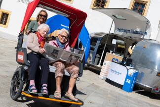 Zahlreiche Leserinnen und Leser schauten bei der mobilen Redaktion am Tamsweger Marktplatz vorbei. Zahlreiche Leserinnen und Leser schauten bei der mobilen Redaktion am Tamsweger Marktplatz vorbei.