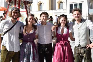 Für die Freunde Julius (v. l.), Katharina, Elias, Constanze und Simon aus der Stadt Salzburg ist der Kirtagsbesuch jedes Jahr Pflicht.Bild: egbi  