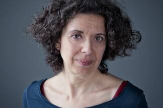 Esther Dischereit ist Lyrikerin, Essayistin, Erzählerin jüdischer Abstammung. Ihre Mutter und ihre Schwester überlebten den Holocaust nur, weil sie von einem Deutschen versteckt wurden.  