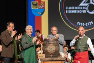 Bgm. Hansjörg Obinger, Bgm. Wolfgang Panzer der Partnergemeinde Unterhaching, Altbürgermeister Jakob Rohrmoser und Vizebürgermeister Josef Mairhofer beim Bieranstich.  