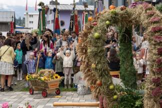 Die Feierlichkeiten am Sonntag starteten mit dem Erntedankfest beim Seniorenheim.  