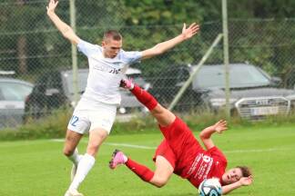 In einem rassigen Derby setzte sich der USV Plainfeld (weiß) in Faistenau durch. 