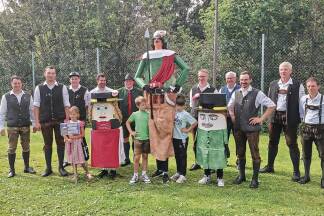 Der erste große Auftritt der „Samsongruppe Haslach“ erfolgte am Dorfplatz in Wölting. Mit im Bild die Samsongruppe Wölting sowie Obmann Wolfgang Eßl und Samsonreferent Hans König von der Volkskultur Lungau.  