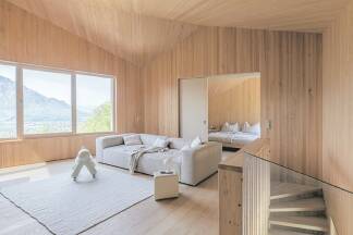 Holz an Decken und Wänden holt die Natur ins Haus.  
