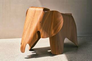 Eames Elephant Plywood Hocker (Walnuss) von Vitra. 