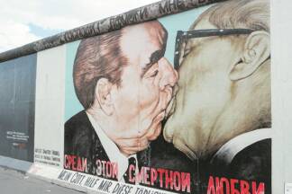  Auf der Berliner Mauer befindet sich der berühmteste Graffiti-Kuss. 